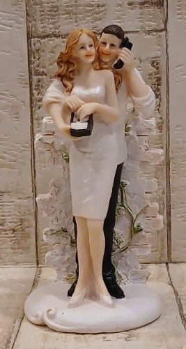 Modernes Hochzeitspaar: Braut im weißen knielangen Outfit mit Handtasche und Bräutigam am Telefon auf rundem Sockel, 14 cm, BP-H001