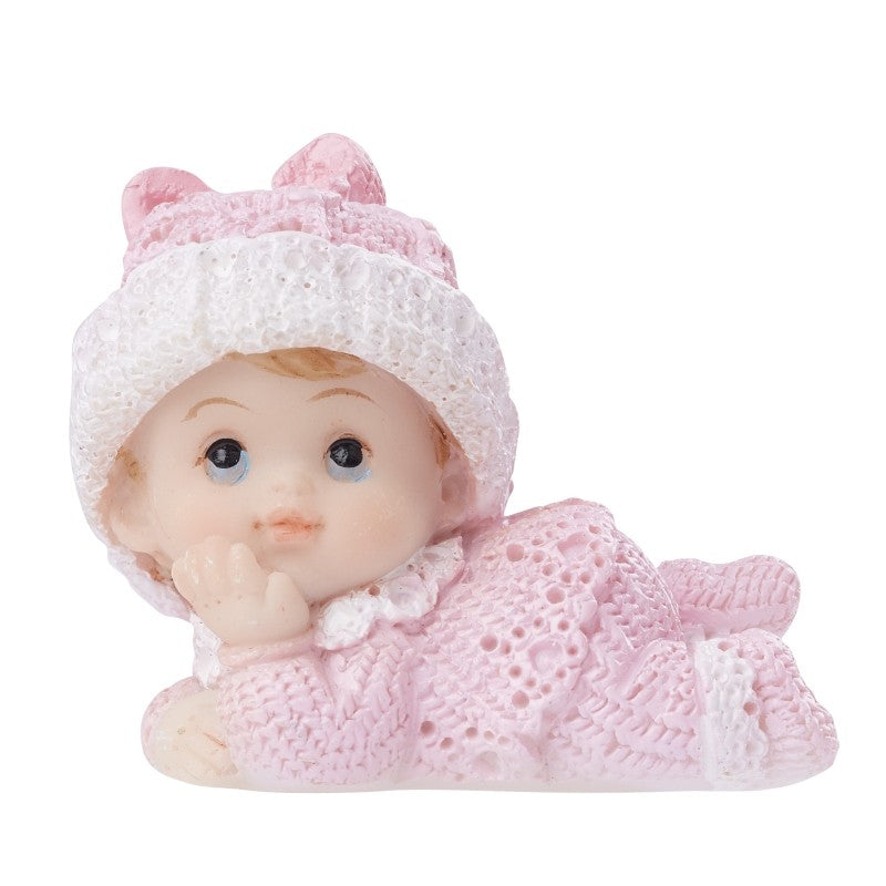 Liegendes Miniatur-Baby in rosa Kleidung mit rosa-weißer Mütze in Strickoptik, HobbyFun HF3870569