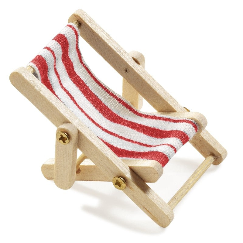 Miniatur-Liegestuhl mit naturfarbenem Holzrahmen und rot-weiß gestreiftem Stoffbezug, 5 × 3,5 cm