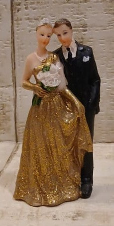 Brautpaar goldene Hochzeit II, Braut im goldfarbenen Kleid mit hellem Blumenstrauß und Bräutigam im schwarzen Anzug, 10 cm, BP-G006