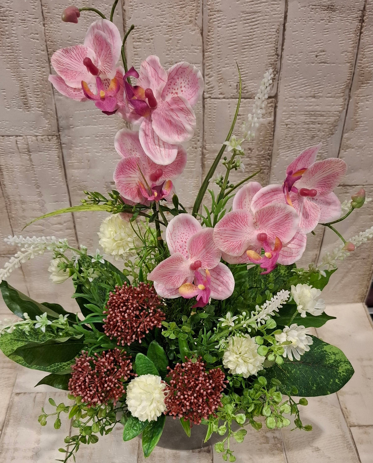 Orchideen-Gesteck mit rosa und weißen Blüten im grauen Schiffchen-Topf, Gesamtansicht
