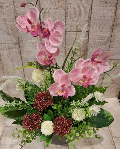 Orchideen-Gesteck mit rosa und weißen Blüten im grauen Schiffchen-Topf, Gesamtansicht