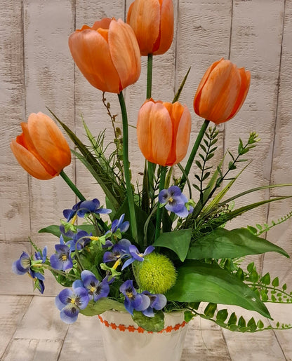 Tulpen-Stiefmütterchen-Gesteck orange-blau im hellen Topf, Gesamtansicht
