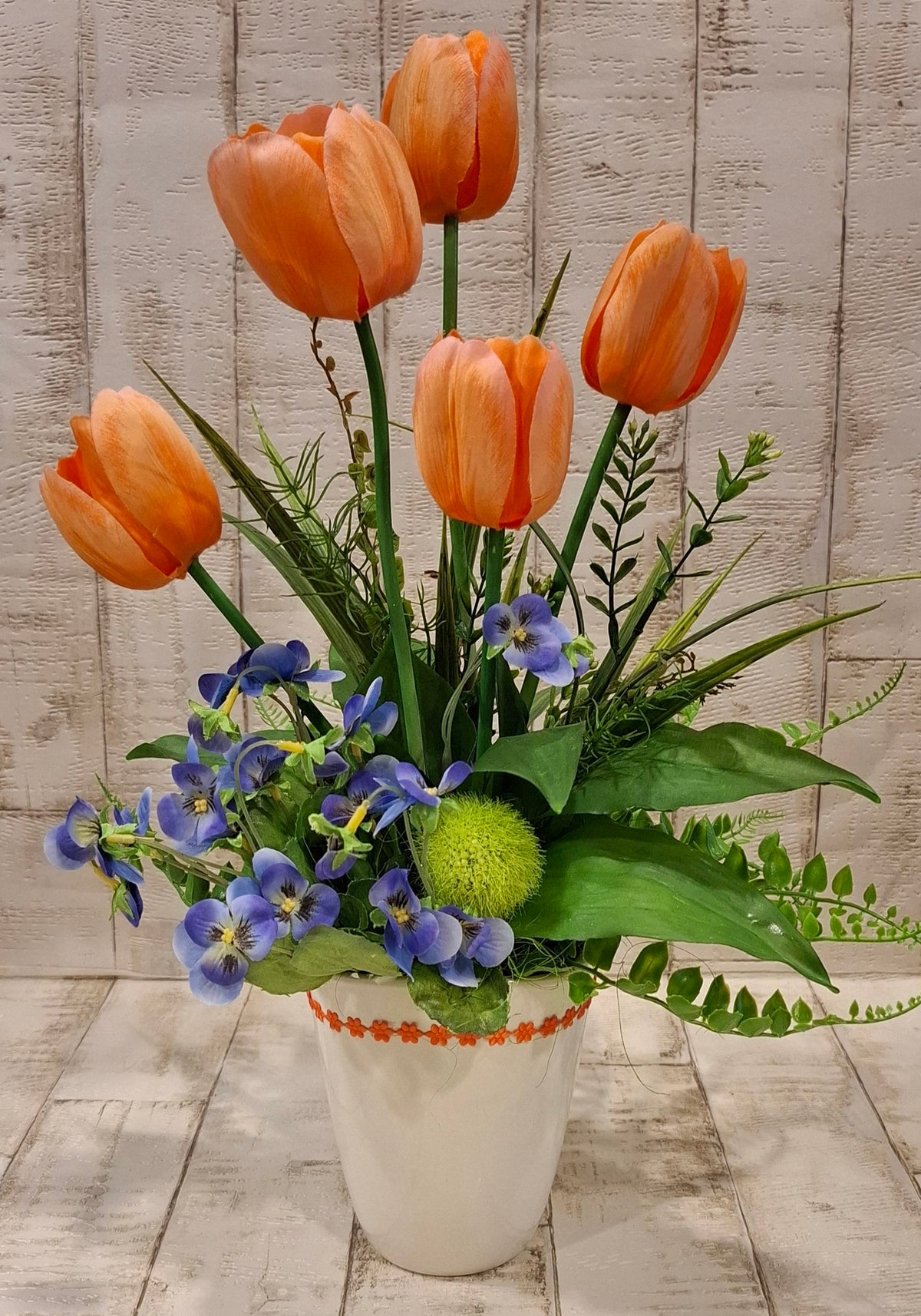Detailansicht der blauen Stiefmütterchen, Tulpen und grünen Blätter