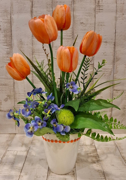 Detailansicht der blauen Stiefmütterchen, Tulpen und grünen Blätter