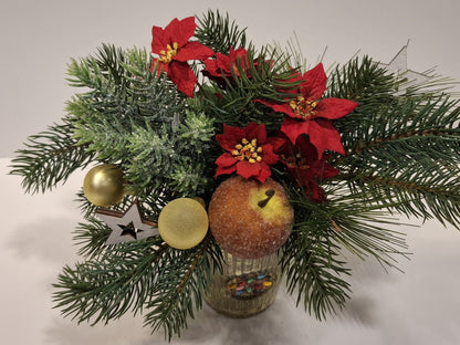 Weihnachtsgesteck im Glas – Detailansicht der Blüten, des Dekosterns und Dekoapfels