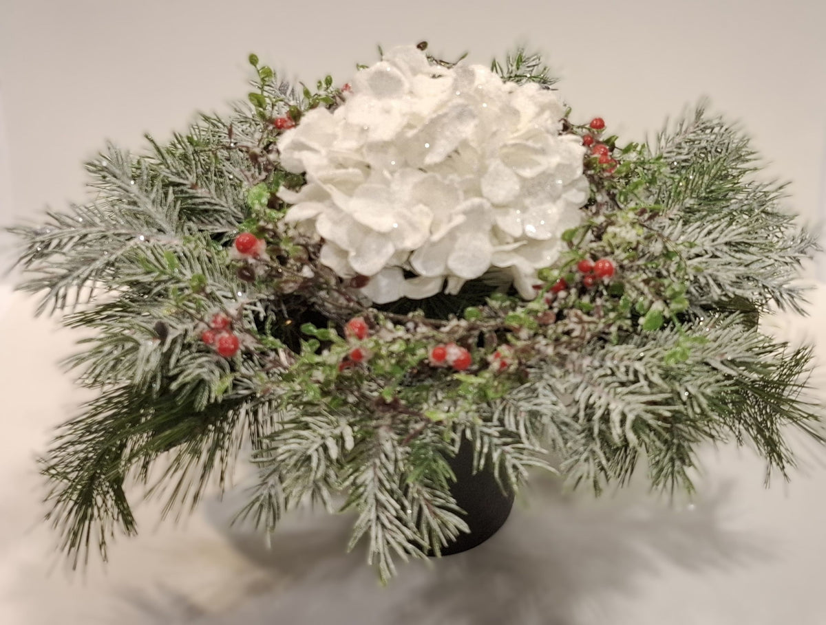 Weihnachtsgesteck mit Hortensie im Keramikgefäß – weitere Gesamtansicht