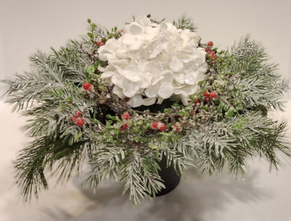 Weihnachtsgesteck mit Hortensie im Keramikgefäß – weitere Gesamtansicht