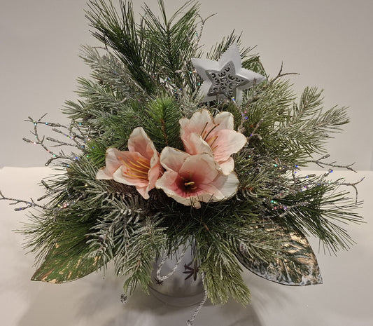 Handgefertigtes Weihnachtsgesteck im Glas mit Fuß, mit zarten Blüten, grünen Zweigen und Stern