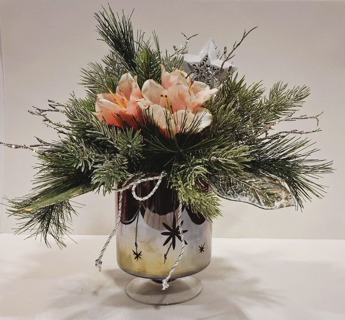Weihnachtsgesteck – Detailansicht der Blüten und silberfarbenen Akzente