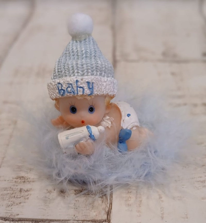 Baby mit hellblauer Bommelmütze und Fläschchen auf einer hellblauen Wolke