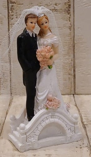Hochzeitspaar auf weißer Brücke: Braut mit Schleier und rosa Blumenstrauß, Bräutigam im schwarzen Anzug, 11,5 cm, BP-H003