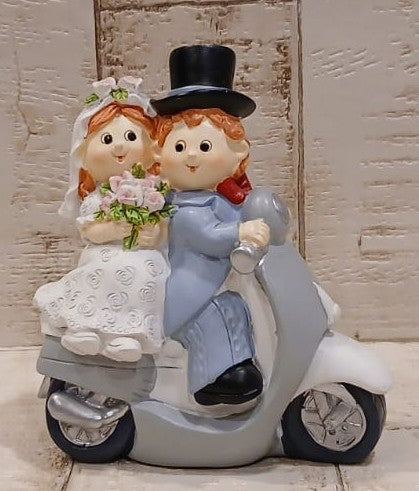 Spardose Hochzeitspaar auf hellem Roller, Braut mit Blumenstrauß und Bräutigam im hellblauen Anzug mit schwarzem Zylinder, BP-H004