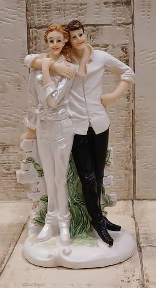 Modernes Hochzeitspaar mit Braut in weißer Hose und Bräutigam im weißen Hemd und schwarzer Hose auf hellem Sockel, 14 cm, BP-H002