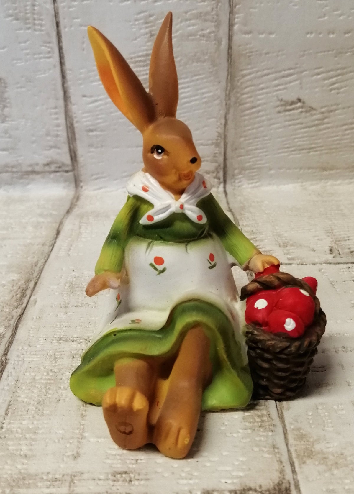 Hase 1 mit Korb Keramik sitzend  9cm x6,5cm