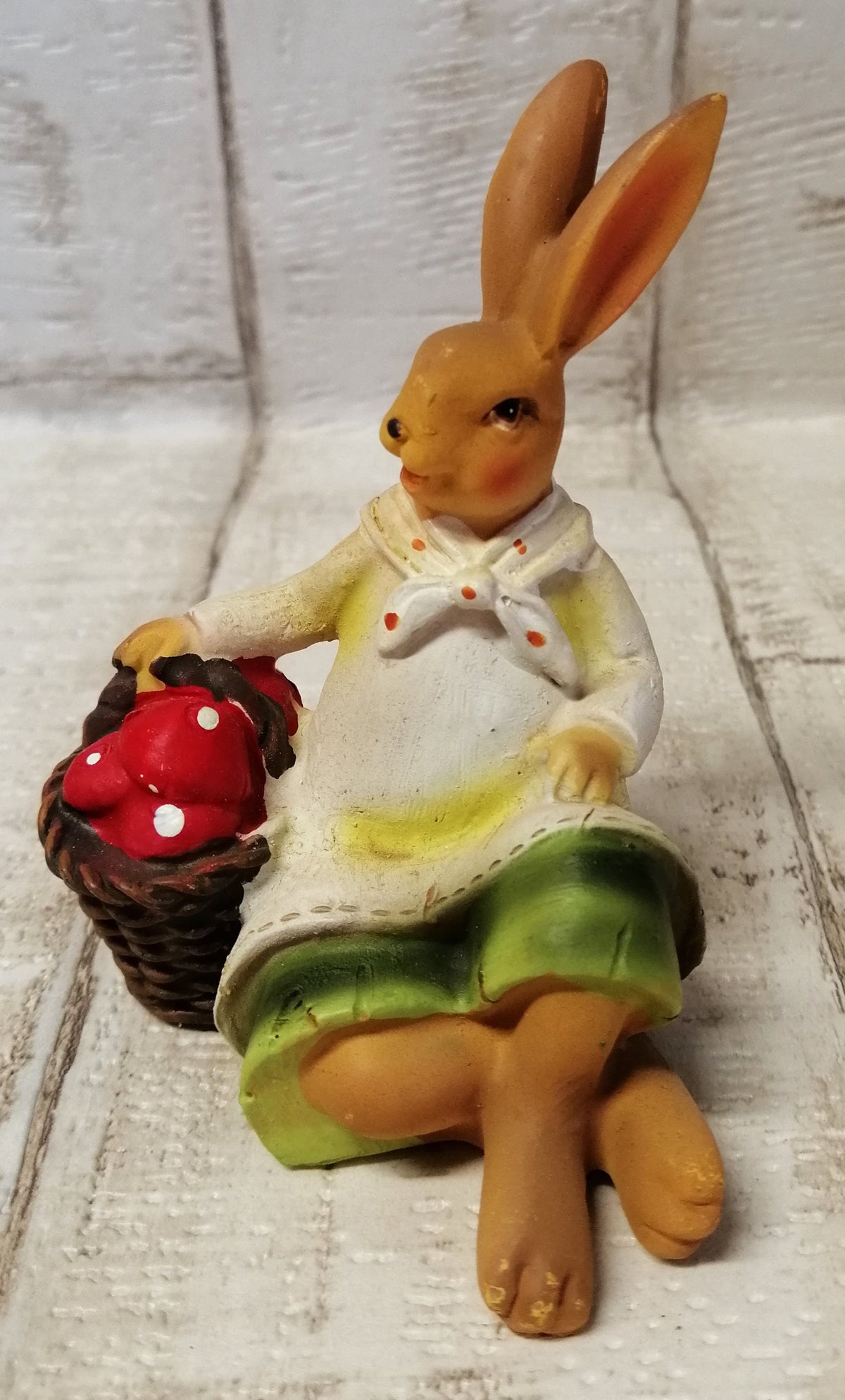 Hase 2 mit Korb Keramik sitzend  9cm x6,5cm
