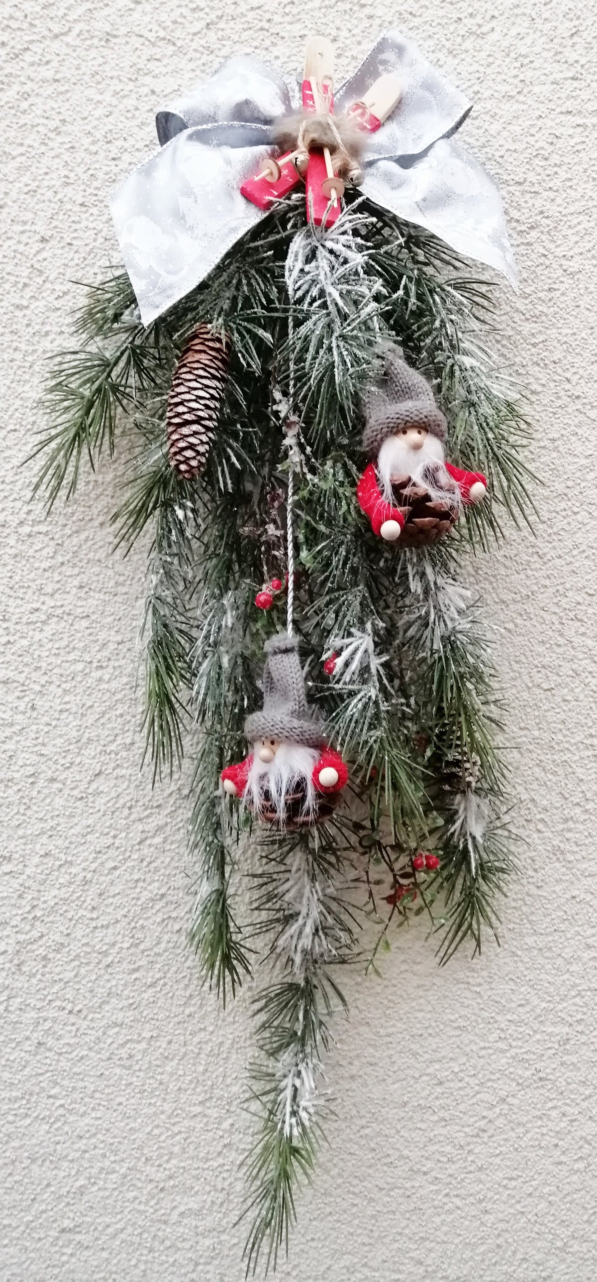 Dekorativer Türkranz weihnachtlicher Tannenhänger  30x70cm mit Zapfenmännchen Ski Fenster -Deko grün gefrostet