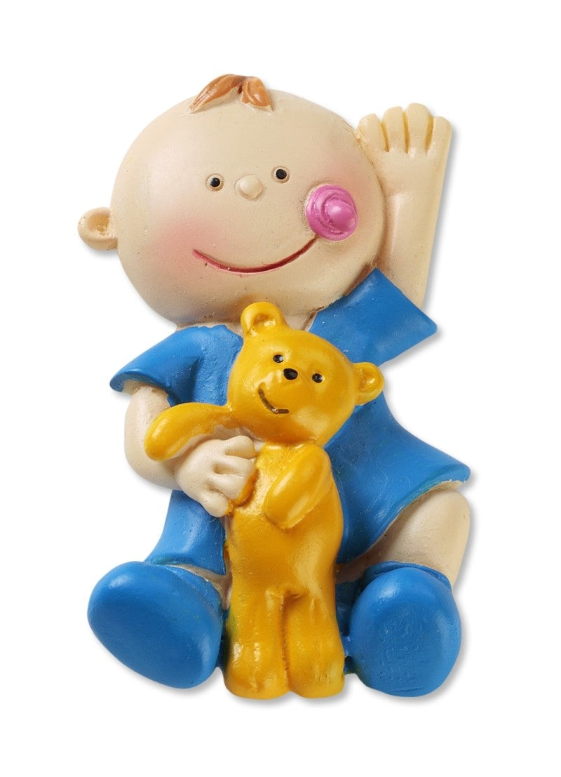 Sitzendes Miniatur-Baby in blauer Kleidung mit gelbem Teddy und erhobener Hand, HobbyFun HF3870023