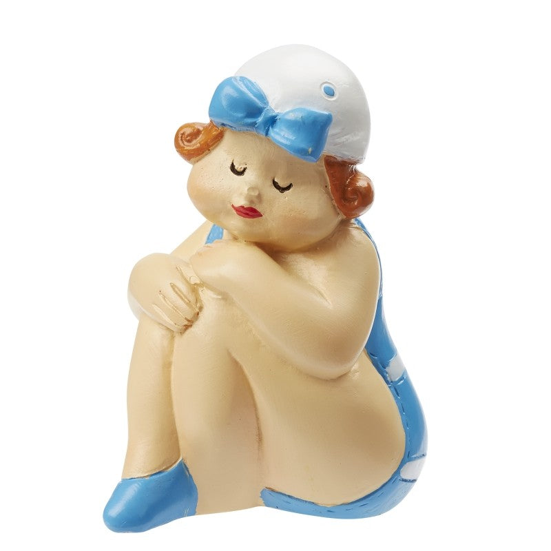 Sitzende Miniatur-Badefigur mit blau-weißem Badeanzug und weißer Badehaube mit blauer Schleife, HobbyFun HF3870466