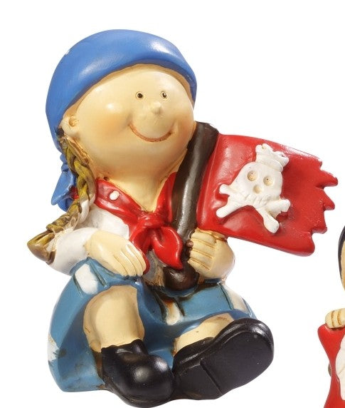 Sitzende Miniatur-Piratin mit blauem Kopftuch, Zopf und roter Piratenflagge, HobbyFun HF3870123