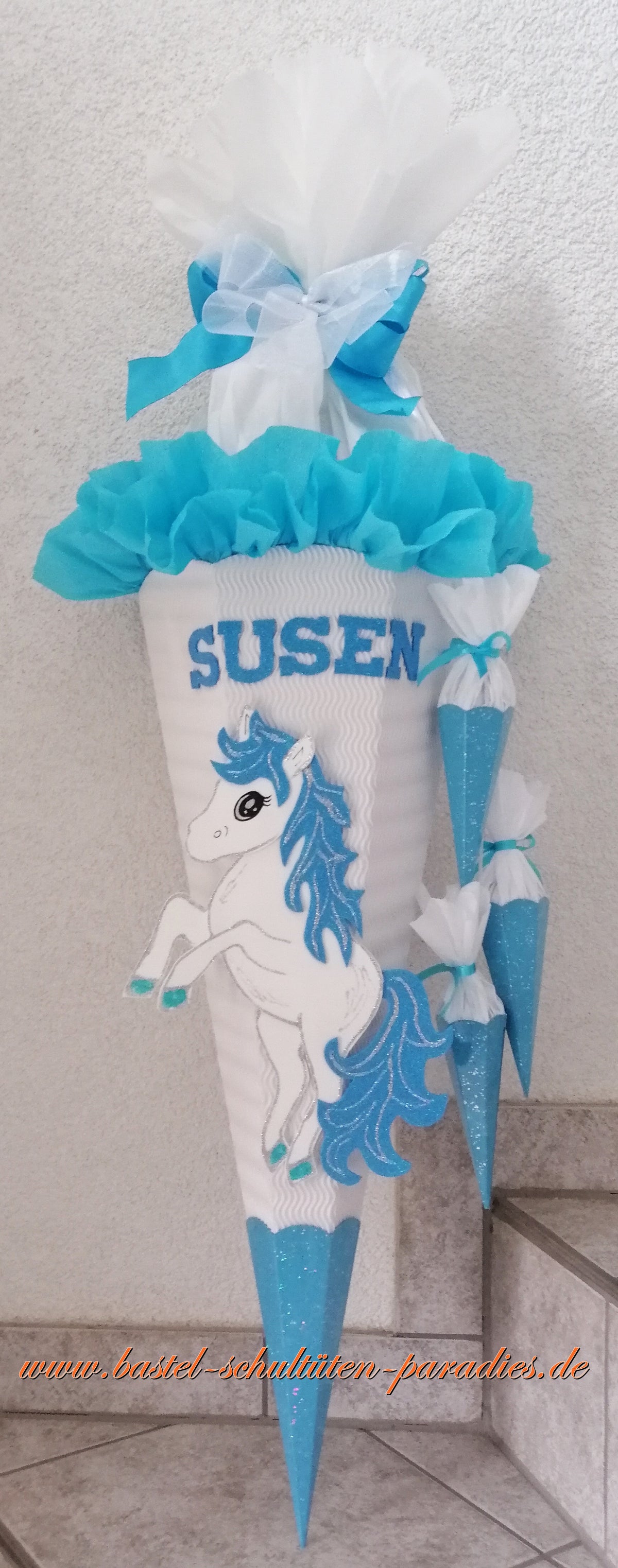 Schultüten Bastelset Einhorn Pony weiß-hellblau-Glitter mit 3 kleinen Tüten zum Anhängen