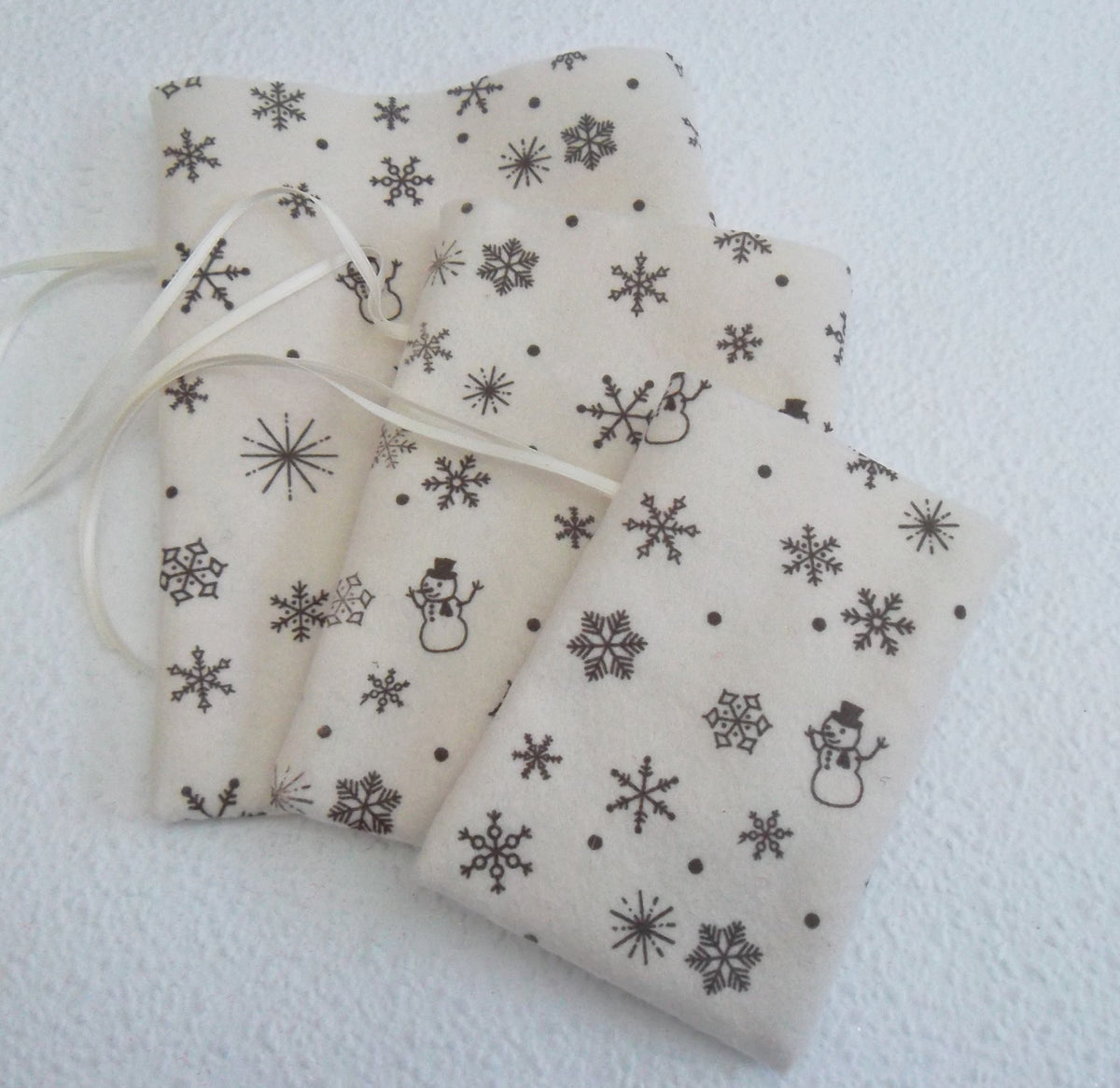 Filz-Säckchen  creme mit Weihnachtsmotiv verschiedene Größen Handarbeit