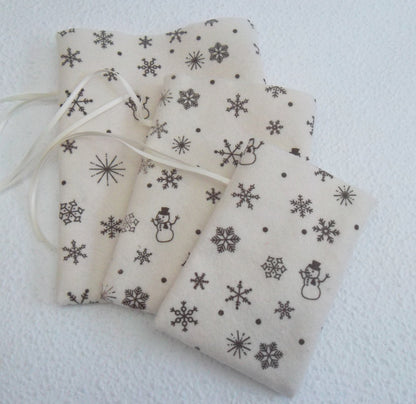 Filz-Säckchen  creme mit Weihnachtsmotiv verschiedene Größen Handarbeit