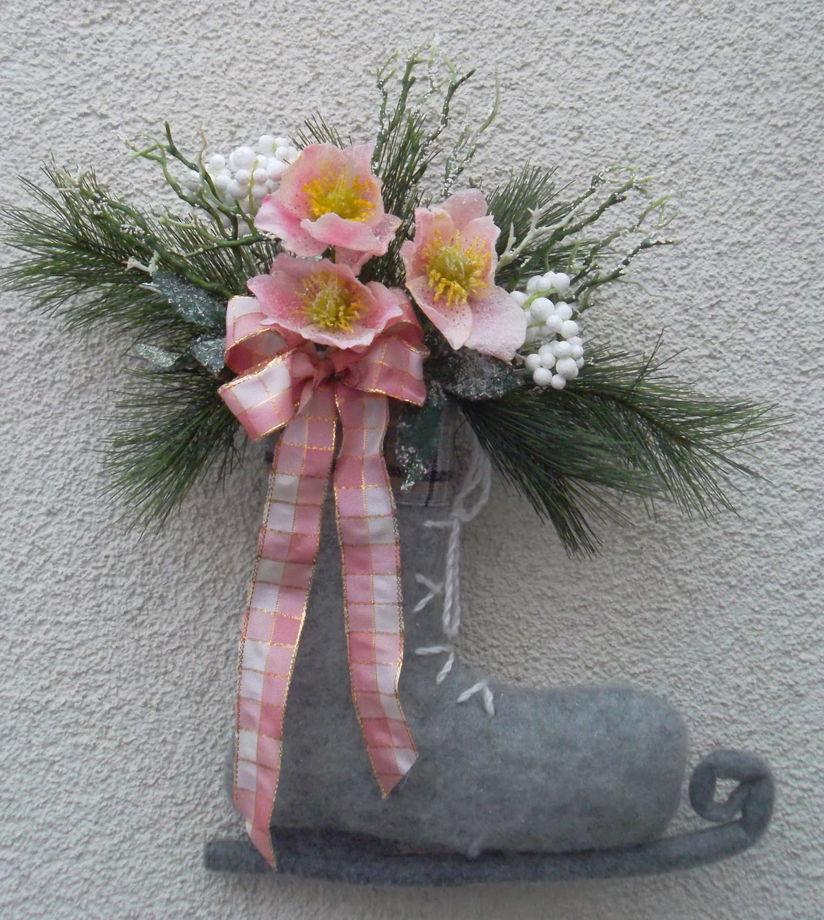 Türkranz/ Dekorativer Filzschlittschuh grün-weiß-rosa mit Christrosen Weihnacht / Winter ca.35cm x30cm Handarbeit/ Einzelstück