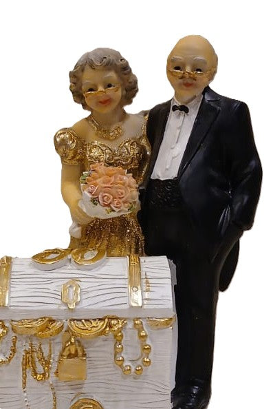 Detailansicht des Brautpaars mit goldfarbenem Kleid, rosa Blumenstrauß und Schatztruhe, Spardose BP-G004