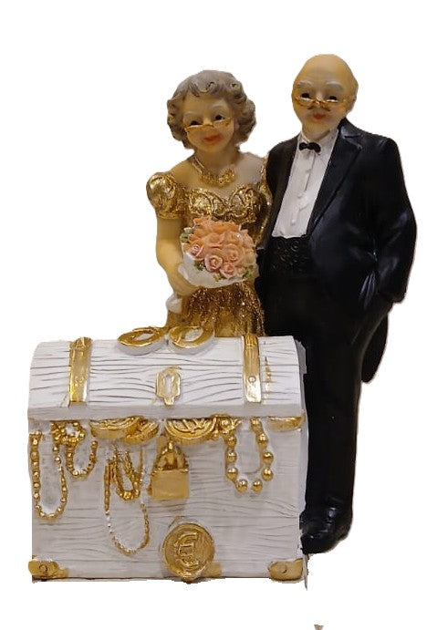 Brautpaar-Spardose zur goldenen Hochzeit mit heller, goldfarben verzierter Truhe, Gesamtansicht, BP-G004
