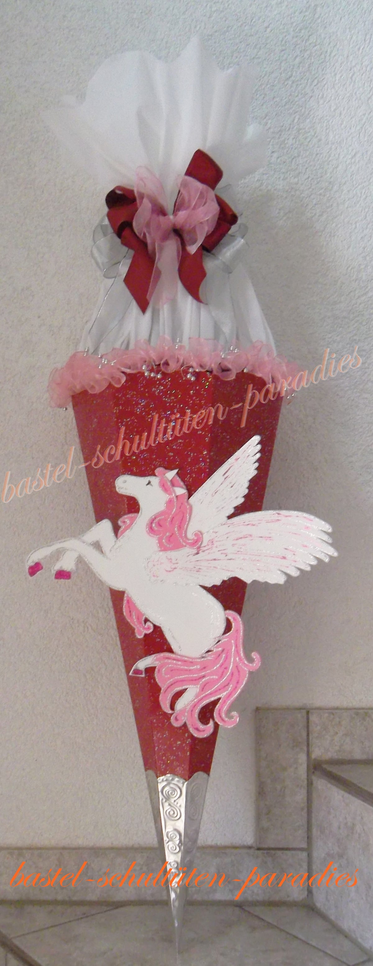 Schultüten Bastelset Pegasus dunkelrot mit Schleifenband-Rüsche , Glitzer-Rohling